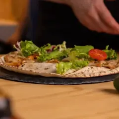 Chleb arabski z kurczakiem, sałatą i pomidorem, gotowy do podania.