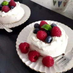 Pavlova z truskawkami – jak zrobić krok po kroku pyszny deser