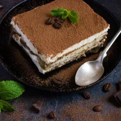 Pyszny, sprawdzony przepis na tiramisu z mascarpone. Kremowe warstwy biszkoptów i kawy, posypane kakao. Idealne na deser.