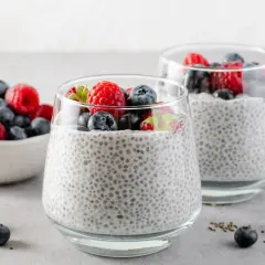 Pudding chia z malinami i borówkami to pyszny i zdrowy przepis na coś słodkiego. Idealny na śniadanie lub deser.