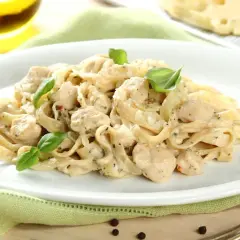 Prosty przepis na makaron z kurczakiem i mozzarellą – szybki posiłek