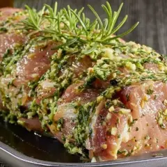 Schab w aromatycznej marynacie z czosnkiem i ziołami, gotowy do pieczenia. Idealna marynata do schabu na obiad.