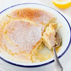 Puszysty deser cytrynowy posypany cukrem pudrem. Idealny na letnie popołudnie, oto prosty legumina przepis.
