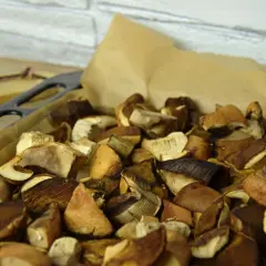 Pokrojone grzyby na blasze, przygotowane do suszenia w piekarniku.