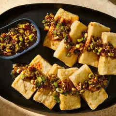 Chrupiące kawałki tofu, polane aromatycznym sosem z dymką i sezamem. Idealne do wypróbowania w ramach nowych tofu przepisów.