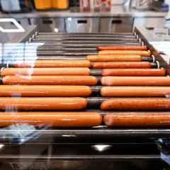 Gorące parówki na rolkach w Orlenie, idealne na szybki posiłek. Zastanawiasz się nad kcal?