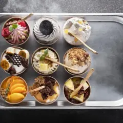 Różnorodne desery w kubeczkach: malinowy, oreo, z owocami i orzechami. To właśnie jest parfait!