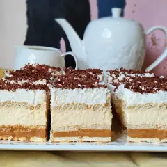 Pyszne ciasto 3 bit, prosty przepis na deser z kremem i karmelem, posypane czekoladą. Idealne na każdą okazję.