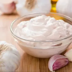 Kremowy sos do tortilli, idealny do wrapów, z czosnkiem w tle.