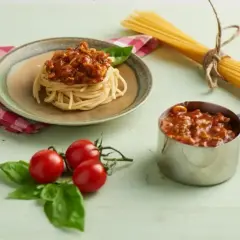 Porcja spaghetti z sosem bolońskim, obok pomidorki i bazylia. Pytanie: czy można zamrozić sos z mięsem?