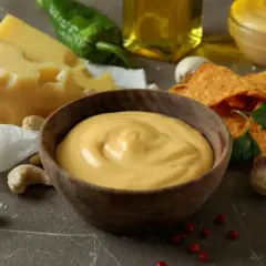 Pyszny sos serowy, idealny do nachos. Składniki: ser, orzechy, papryczka, czosnek. Pokażę Ci, jak zrobić sos serowy.