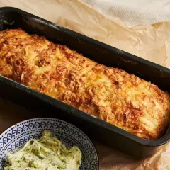 Złocista babka ziemniaczana z serem, prosto z piekarnika. Idealna na obiad, jak u babci.
