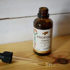 Butelka nalewki z propolisu z pipetką obok. Produkt "Propolis Forte bezalkoholowy 10%" od myvita.