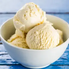 Pyszne lody śmietankowe w białej miseczce. Idealne na lato, gdy szukasz przepisu na lody śmietankowe.