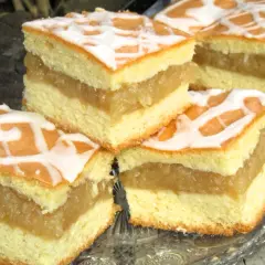 Jabłecznik na biszkopcie ze śmietaną – pyszne ciasto na każdą okazję