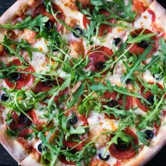 Pizza z gruszką i serem pleśniowym – wyjątkowy smak na każdą okazję
