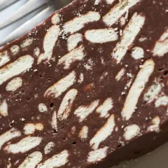 Kawałek czekoladowego bloku z herbatnikami, jak z przepisu babci. Idealny na deser.