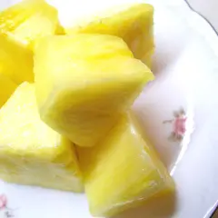 Kawałki ananasa z puszki na talerzyku. Zastanawiasz się, ile kalorii ma ananas z puszki?