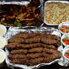 Pyszny kofta kebab z grillowanym kurczakiem, ryżem i sałatkami. Idealny posiłek na wynos.