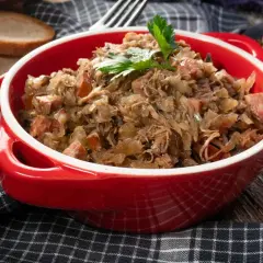 Pyszny bigos z kiszonej kapusty, idealny na zimowe dni. Oto jak zrobić bigos z kiszonej kapusty krok po kroku.