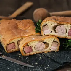 Murzin wielkanocny, tradycyjne danie z kiełbasą i boczkiem w cieście, gotowy do podania.