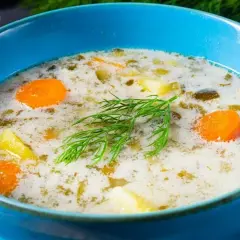 Jaka śmietana do zupy ogórkowej sprawdzi się najlepiej? Porównanie rodzajów i porady