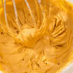 Mieszanie kremowego, złotego kremu z mascarpone. Idealny do deserów, ciast i tortów. Pyszne inspiracje, co zrobić z mascarpone.