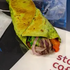Falafel w tortilli: Ile kalorii ma to popularne danie?