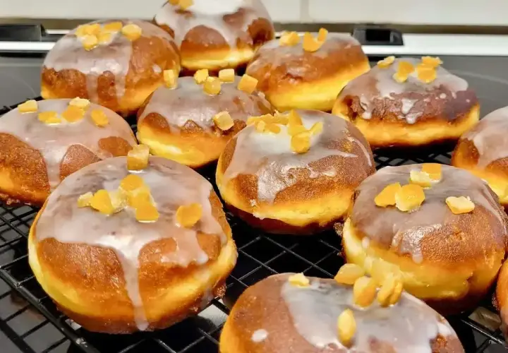 Pyszne pączki z lukrem i kandyzowaną skórką pomarańczową. Zastanawiasz się, ile kalorii ma pączek? Te wyglądają na słodką pokusę!