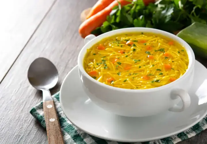 Aromaticzny rosół z makaronem i marchewką, idealny na chłodne dni. Talerz zupy ma ok. 300 ml.