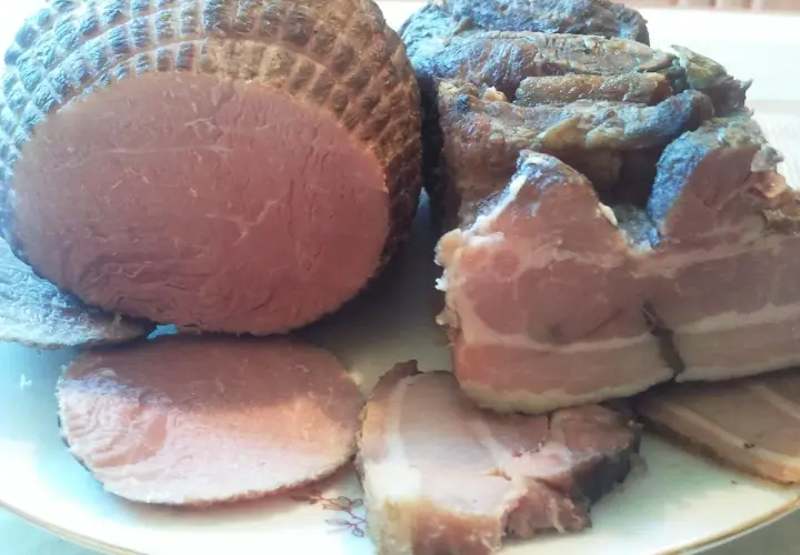 Wędzonki na talerzu, idealne po marynacie do mięsa do wędzenia przepis.