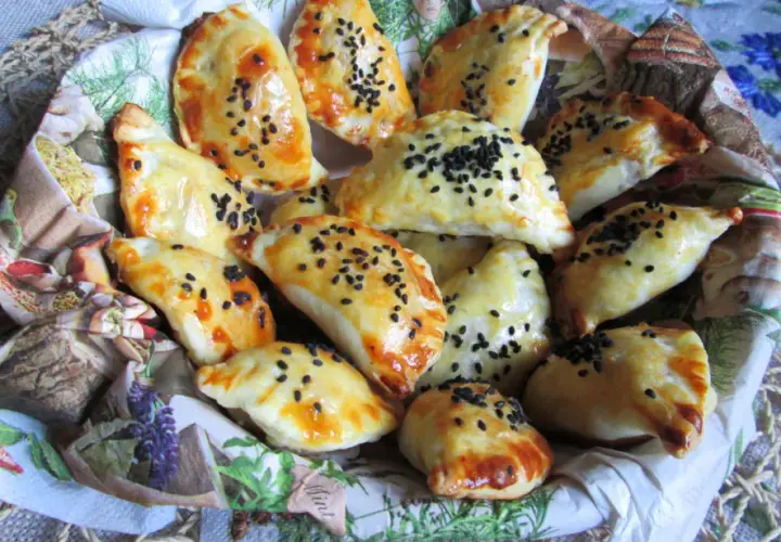 Przepis na pierożki z ciasta francuskiego: Krok po kroku + Porady