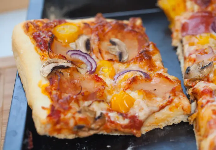 Przepis na ciasto na pizzę na dużą blachę - Idealne na imprezę