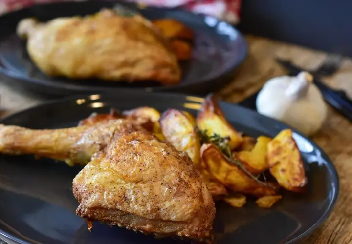 Ile smażyć udka z kurczaka? Sprawdź, jak uniknąć surowego mięsa i uzyskać idealną chrupkość!