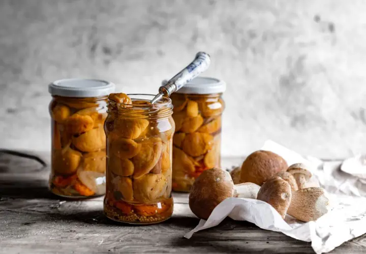 Maślaki w zalewie octowej – przepis na aromatyczną marynatę