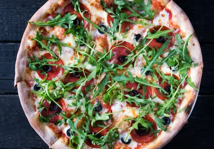 Pizza z gruszką i serem pleśniowym – wyjątkowy smak na każdą okazję