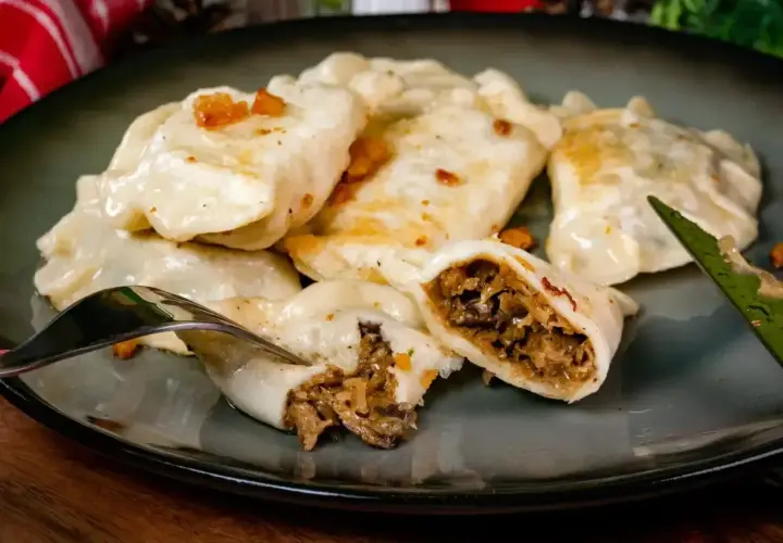 Pyszne pierogi z kapustą i grzybami, idealne na Wigilię. Zastanawiasz się nad ich kcal?