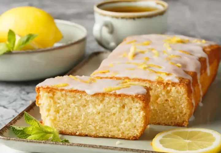 Pyszna babka cytrynowa z lukrem i skórką cytrynową, idealna na podwieczorek. Ten przepis na babkę cytrynową zachwyci każdego.