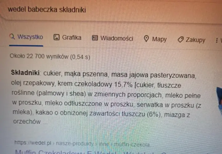 Szukasz informacji, ile kcal ma babeczka Wedel? Na ekranie widać składniki tej słodkości: cukier, mąka, krem czekoladowy.