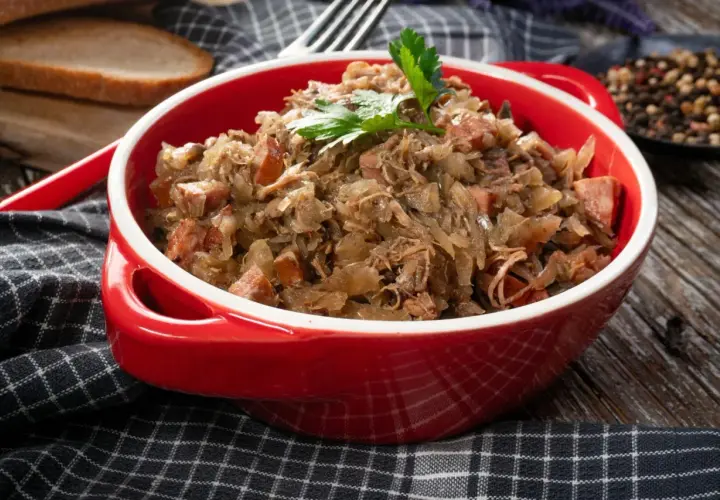 Pyszny bigos z kiszonej kapusty, idealny na zimowe dni. Oto jak zrobić bigos z kiszonej kapusty krok po kroku.