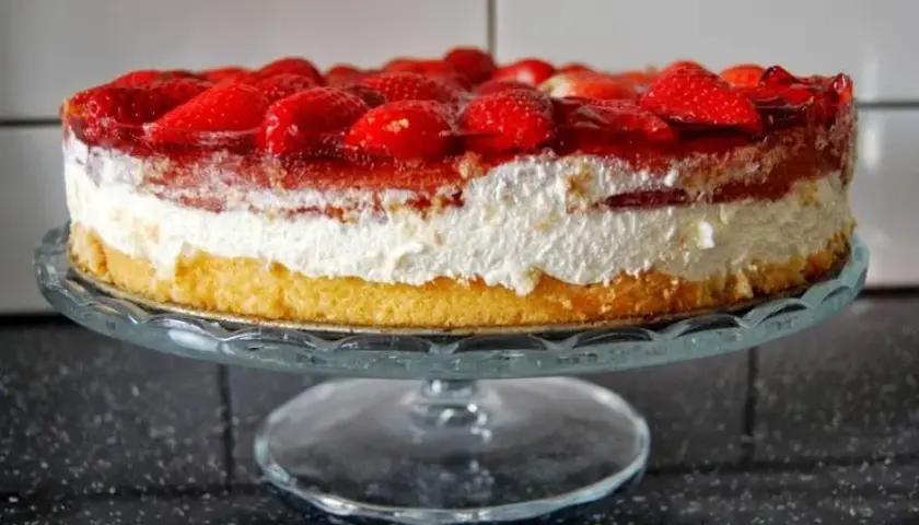 Pyszne ciasto biszkoptowe z bitą śmietaną. Prosty przepis krok po kroku