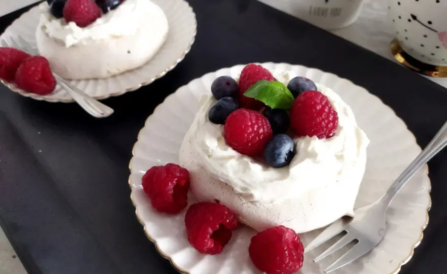 Pavlova z truskawkami – jak zrobić krok po kroku pyszny deser
