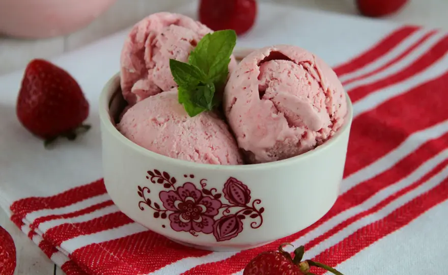 Domowe lody truskawkowe - Jak uzyskać idealnie kremową konsystencję?