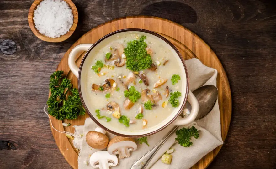 Ile kalorii ma zupa grzybowa? Zaskakujące wartości kaloryczne!