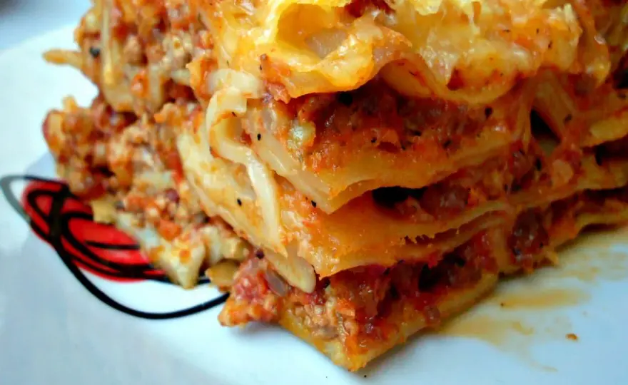 Jak zrobić domowe ciasto na lasagne zamiast gotowych płatów - prosty przepis