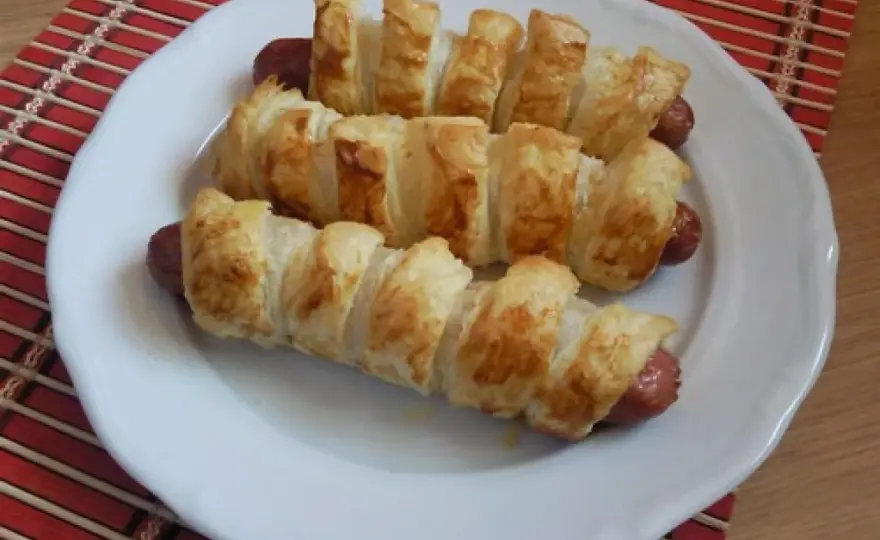 Parówki w cieście francuskim z serem żółtym - Jak zrobić chrupiące?
