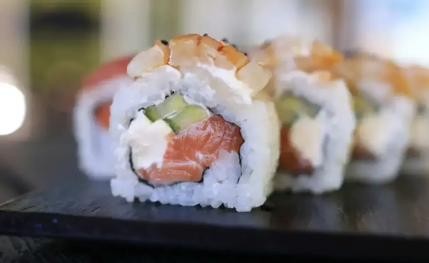 Sushi z ryżem na zewnątrz - Jak zrobić uramaki, by się nie rozpadły?
