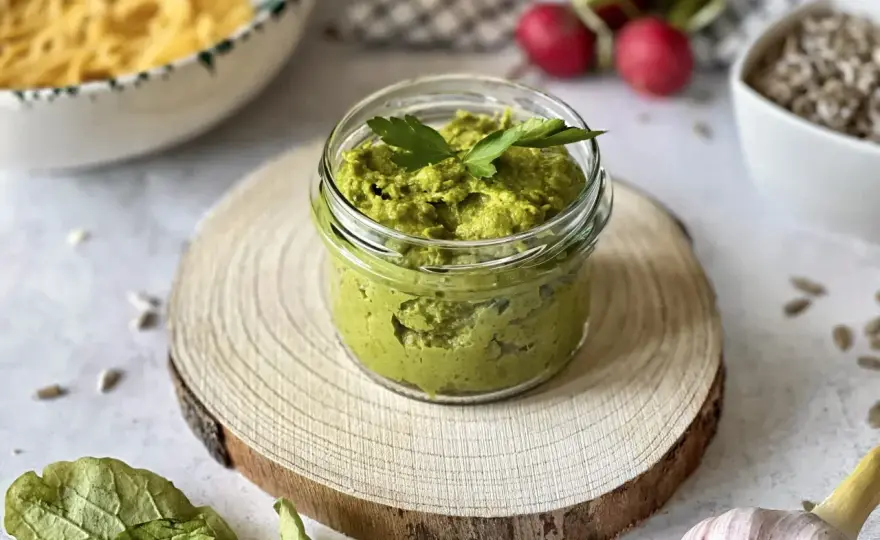 Pesto z liści rzodkiewki - przepis na sos bez marnowania!
