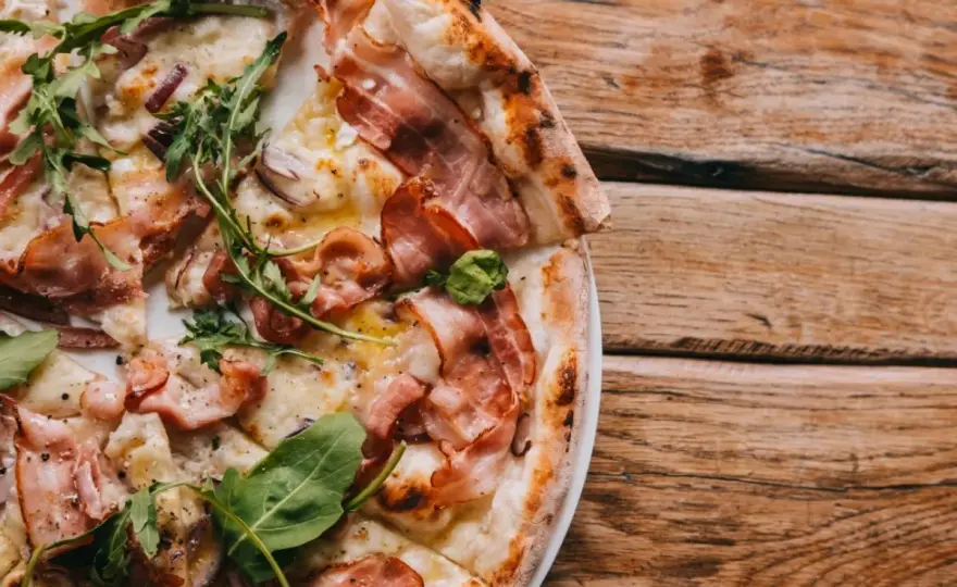 Pizza carbonara - jak zrobić idealną? Przepis i sekrety