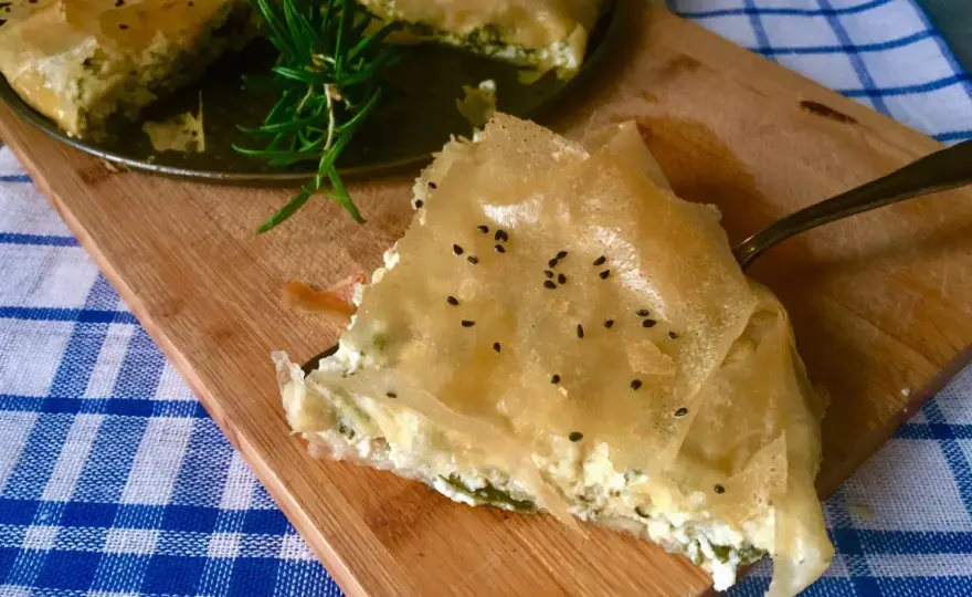 Grecka tarta ze szpinakiem i fetą - Jak uniknąć rozmoczonego spodu?